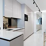 Sunhill Luxury - Castle District - Free Parking Apartament